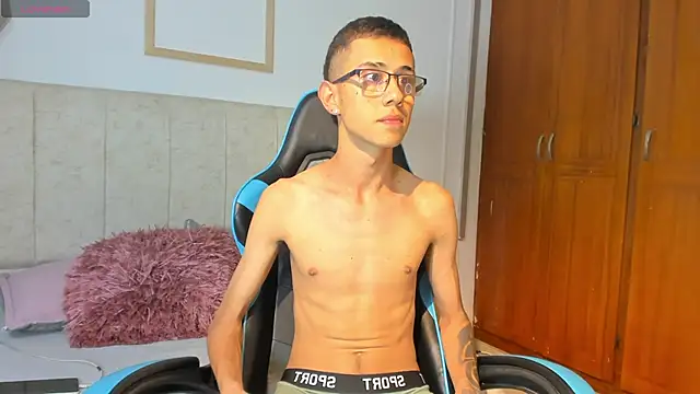 Snapshot of asher_lux chatting on 5, 1, 2026 asher lux online show from 5, 1, 2026