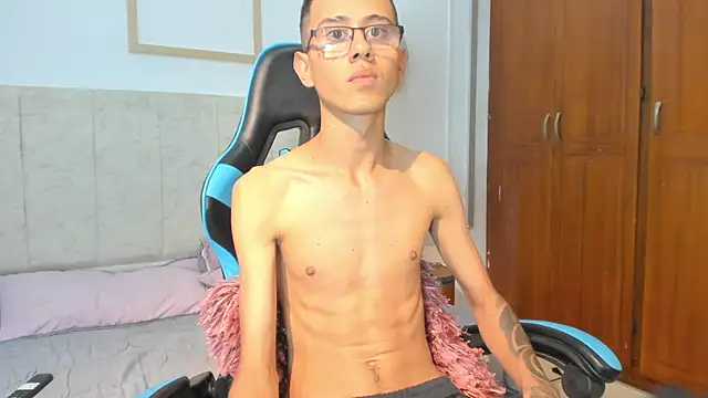 Snapshot of asher_lux chatting on 4, 2, 2026 asher lux online show from 4, 2, 2026