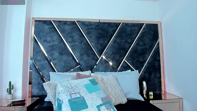 Chloe Connor online show from 3, 2, 2026