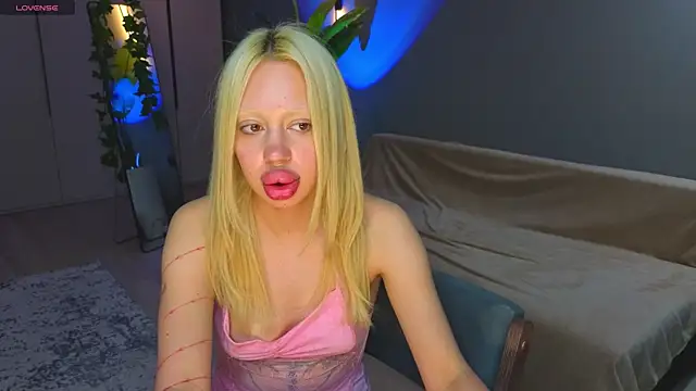 Snapshot of Luna_Beverly chatting on 8, 6, 2026 Luna Beverly online show from 8, 6, 2026
