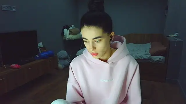 Vlada Elfie online show from 17, 4, 2026