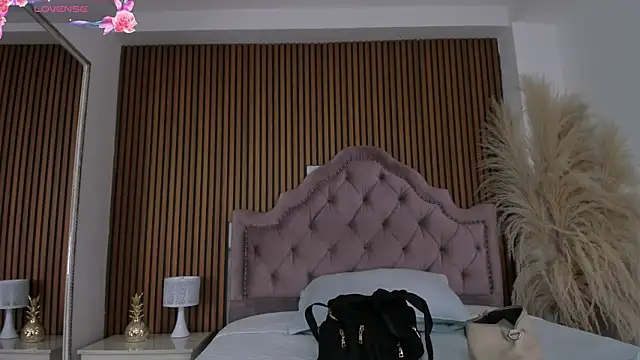 Violett hott  online show from 14, 4, 2026