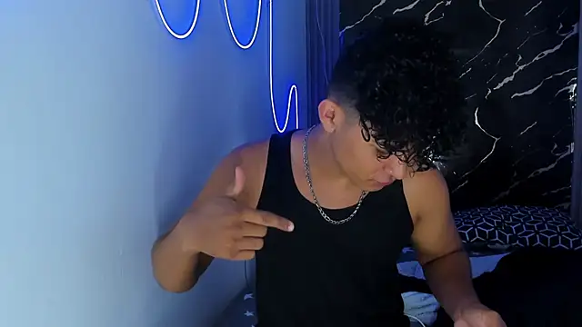 Snapshot of jamescurly00 chatting on 8, 1, 2026 jamescurly00 online show from 8, 1, 2026