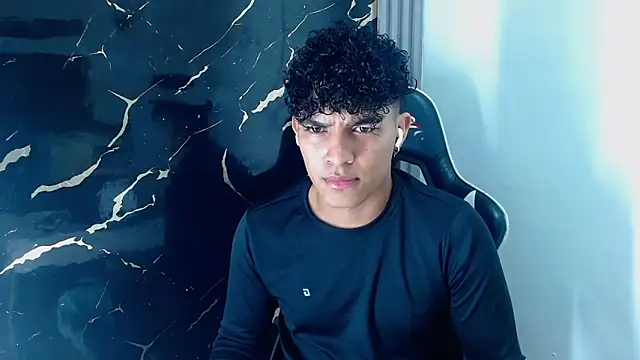 Snapshot of jamescurly00 chatting on 4, 2, 2026 jamescurly00 online show from 4, 2, 2026