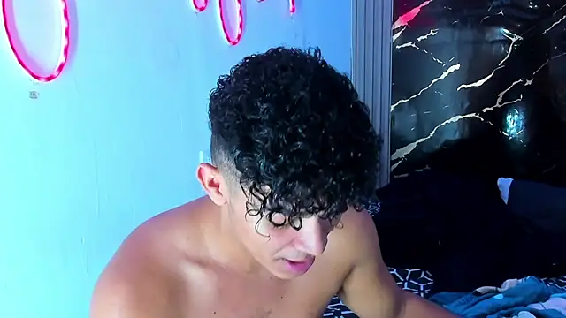 Snapshot of jamescurly00 chatting on 19, 2, 2026 jamescurly00 online show from 19, 2, 2026