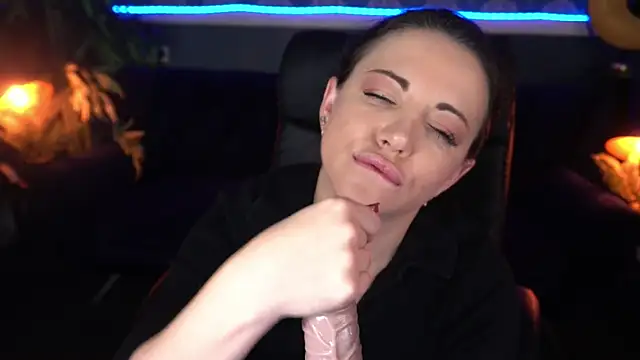 Dafni Monn online show from 28, 11, 2025