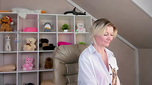 Julie Lucas online show from 4, 3, 2026