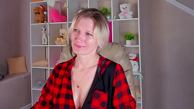 Julie Lucas online show from 15, 3, 2026