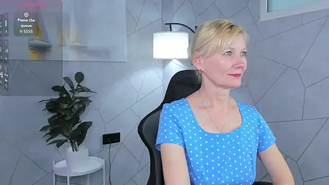 Julie Lucas online show from 3, 6, 2026