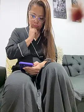 Snapshot of Pretty__Milf chatting on 29, 5, 2026 Pretty Milf online show from 29, 5, 2026