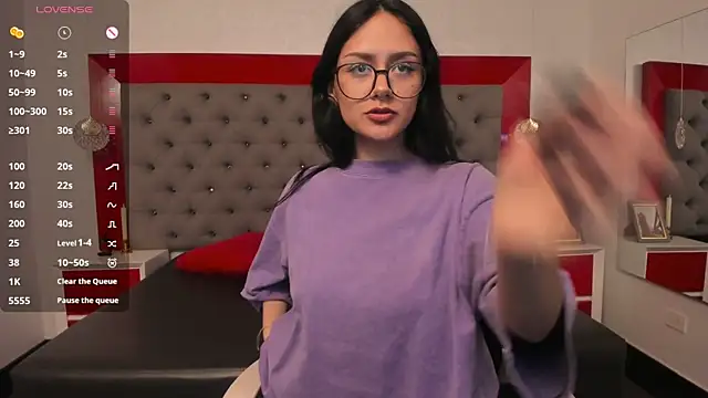 NiccolleHall online show from 10, 2, 2026