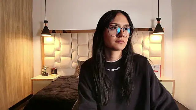 NiccolleHall online show from 25, 2, 2026