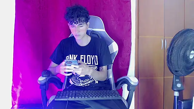 Snapshot of Johnny_cagee_ chatting on 6, 2, 2026 Johnny cagee online show from 6, 2, 2026