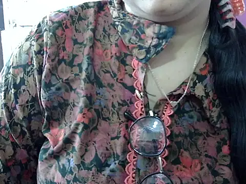 Cute Aliyaa online show from 1, 4, 2026