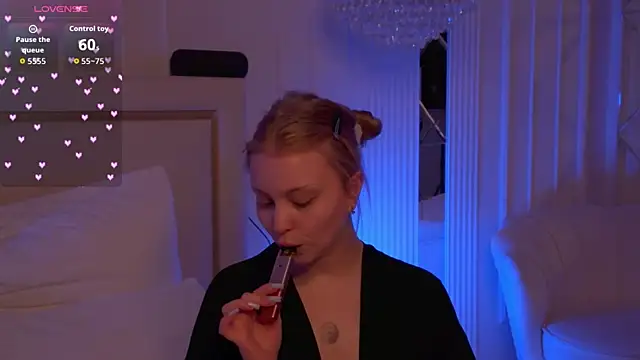 MollyHilton online show from 9, 4, 2026