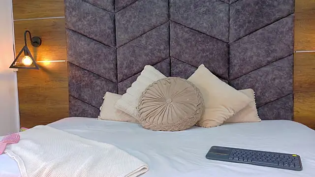 AnnieRouse   online show from 1, 3, 2026