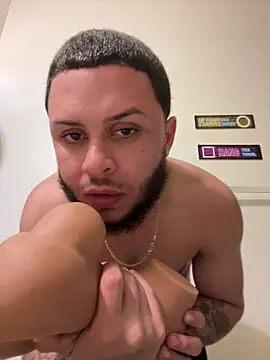 Snapshot of Tu_PaPi_Favorito chatting on 5, 2, 2026 Tu PaPi Favorito online show from 5, 2, 2026