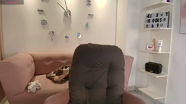 Snapshot of Luna_Millers chatting on 6, 4, 2026 Luna Millers online show from 6, 4, 2026