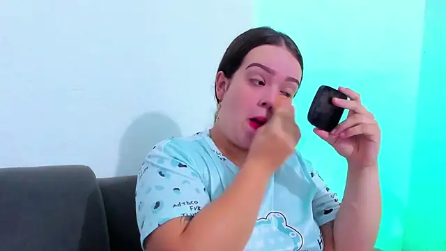 Emely pregnantt online show from 18, 3, 2026