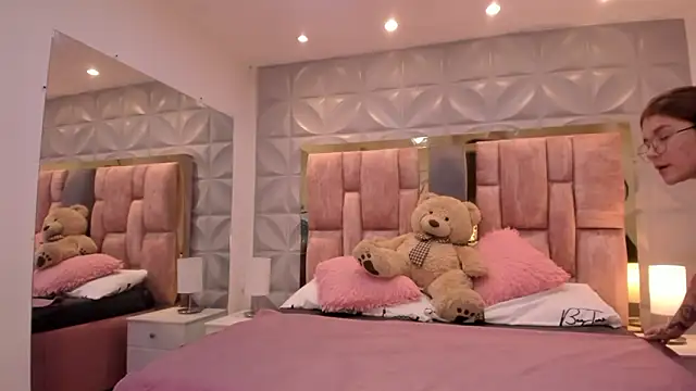 Paris Velvet online show from 19, 3, 2026