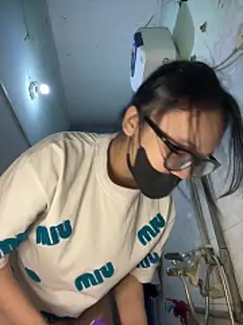 Snapshot of Leeeiuu chatting on 1, 2, 2026 Leeeiuu online show from 1, 2, 2026