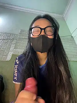 Snapshot of Leeeiuu chatting on 2, 2, 2026 Leeeiuu online show from 2, 2, 2026