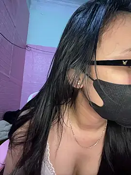 Snapshot of Leeeiuu chatting on 28, 2, 2026 Leeeiuu online show from 28, 2, 2026