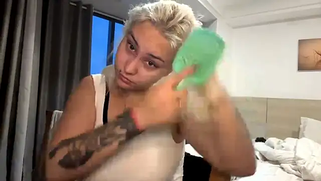 LuxureMia online show from 12, 2, 2026