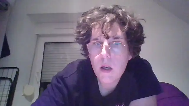 Snapshot of OIseauNoir88 chatting on 5, 4, 2026 OIseauNoir88 online show from 5, 4, 2026