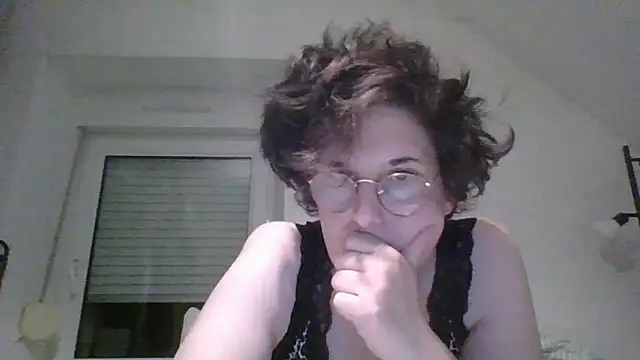 Snapshot of OIseauNoir88 chatting on 8, 4, 2026 OIseauNoir88 online show from 8, 4, 2026