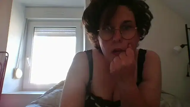 Snapshot of OIseauNoir88 chatting on 19, 4, 2026 OIseauNoir88 online show from 19, 4, 2026
