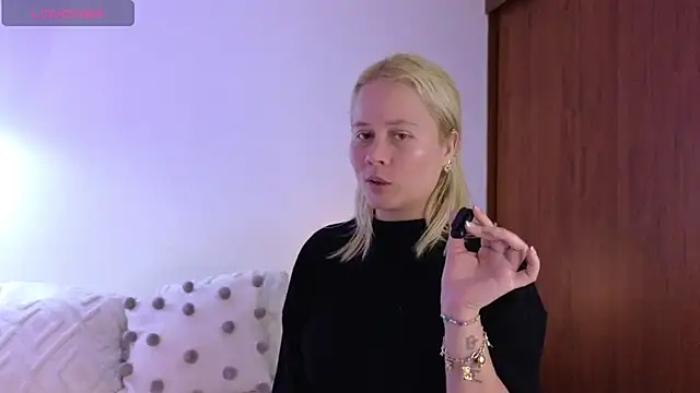 Snapshot of zoee__sweet chatting on 13, 4, 2026 zoee sweet online show from 13, 4, 2026