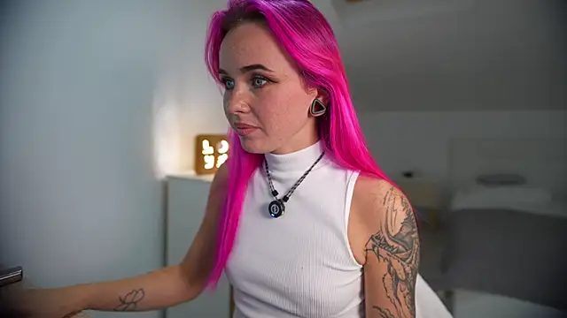 Sarah Pink online show from 27, 9, 2025