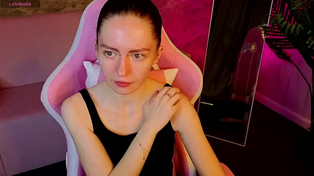 KristineValbuena online show from 11, 2, 2026