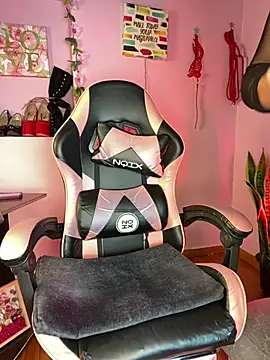 kenia thompsom01 online show from 5, 3, 2026