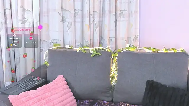 Snapshot of Sylvara_bx chatting on 4, 7, 2026 Sylvara bx online show from 4, 7, 2026
