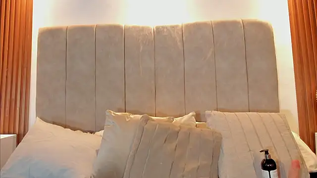  Laura saenz1 online show from 28, 3, 2026