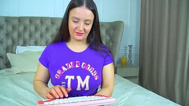 ElinaBellucci online show from 6, 4, 2026