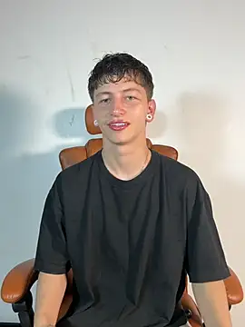 Snapshot of ARON_LUXX chatting on 22, 3, 2026 ARON LUXX online show from 22, 3, 2026