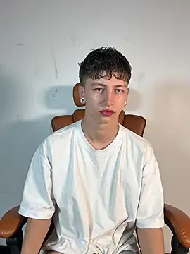 Snapshot of ARON_LUXX chatting on 1, 4, 2026 ARON LUXX online show from 1, 4, 2026