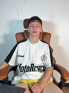 Snapshot of ARON_LUXX chatting on 4, 4, 2026 ARON LUXX online show from 4, 4, 2026