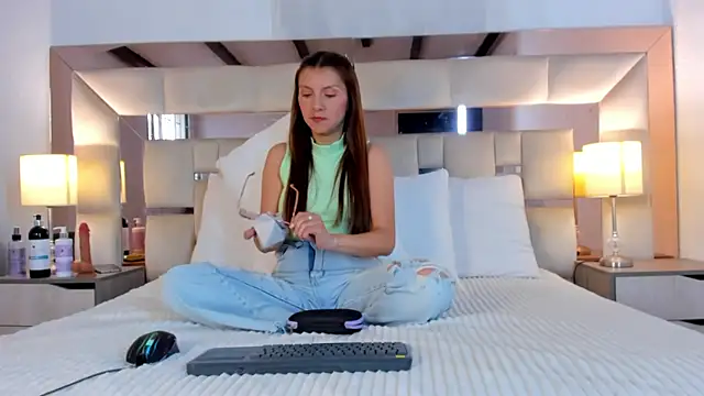 EloiseClairmont online show from 10, 4, 2026