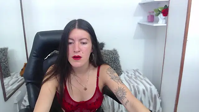 HannaOwen  online show from 16, 4, 2026