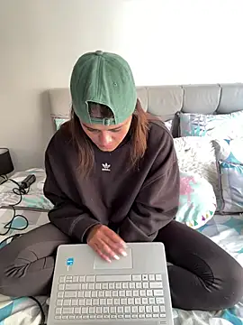 RachelWeisz  online show from 18, 4, 2026