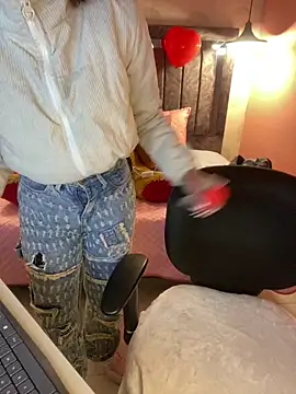 Snapshot of alahia_pink chatting on 13, 2, 2026 alahia pink online show from 13, 2, 2026