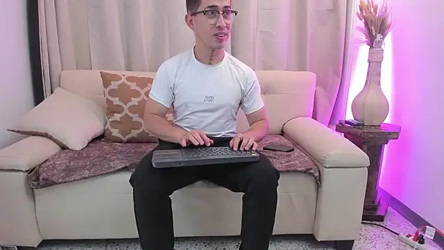 Snapshot of Tommas_Jhonson chatting on 17, 2, 2026 Tommas Jhonson online show from 17, 2, 2026