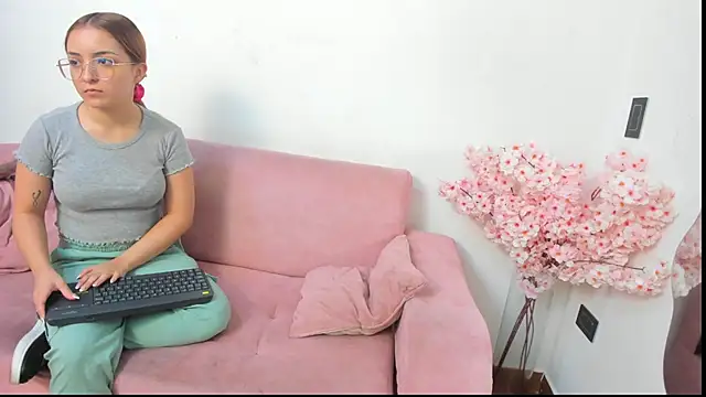 Kitty f00x online show from 8, 7, 2026