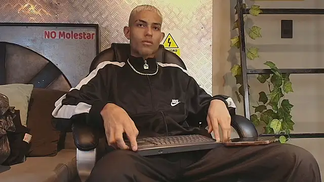 Snapshot of ItsZairen chatting on 17, 2, 2026 ItsZairen online show from 17, 2, 2026