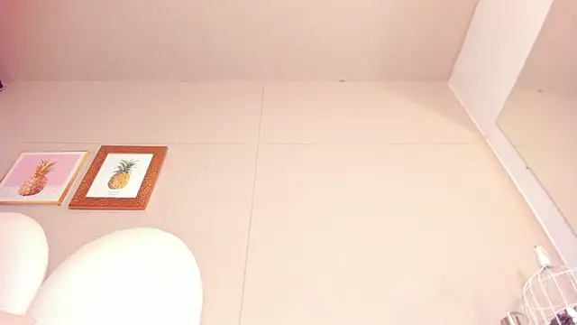 luna bradley  online show from 14, 4, 2026