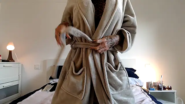 Sophie-Logan-Ink online show from 3, 4, 2026